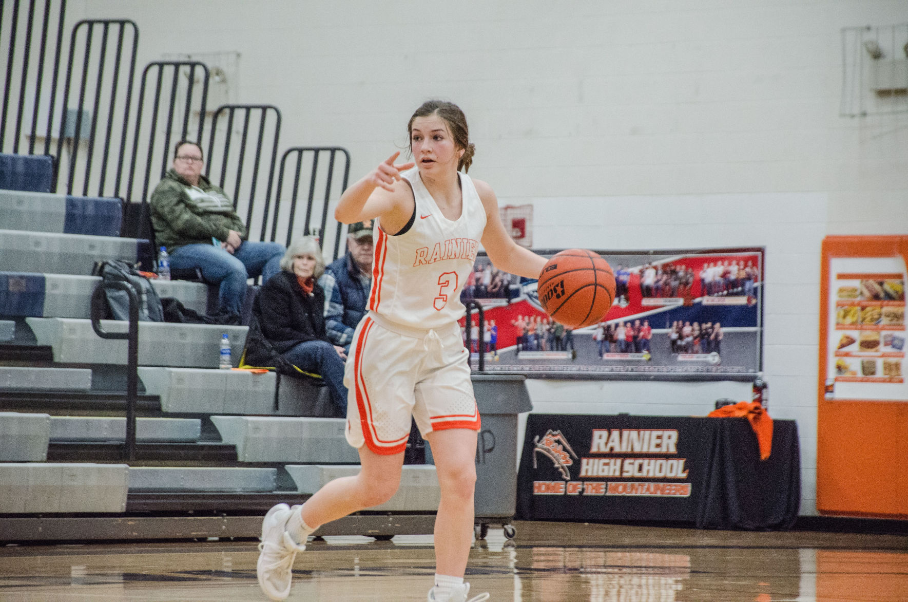 200102.sports.rainiergirlsbasketball.er2.jpg